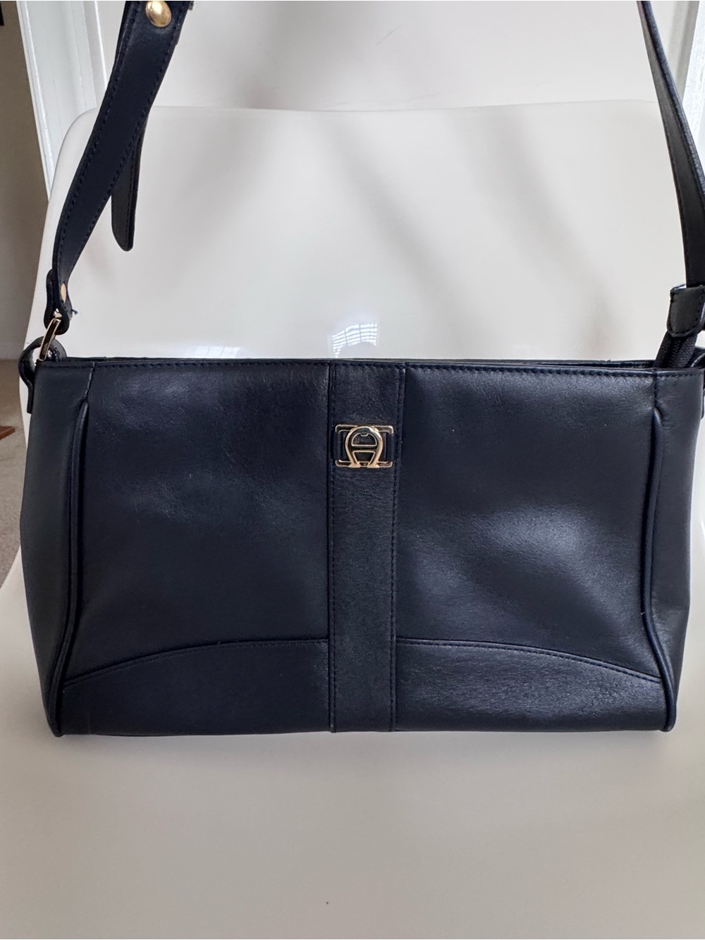 Etienne Aigner Black Leather Shoulder Bag Gold Hardware Minimalist Vintage Chic - Picture 3 of 15